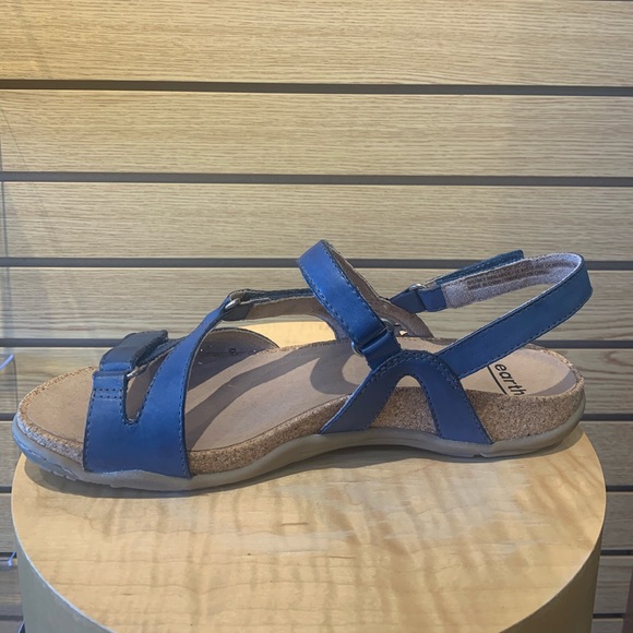 SANDALS! - Picture 4 of 6